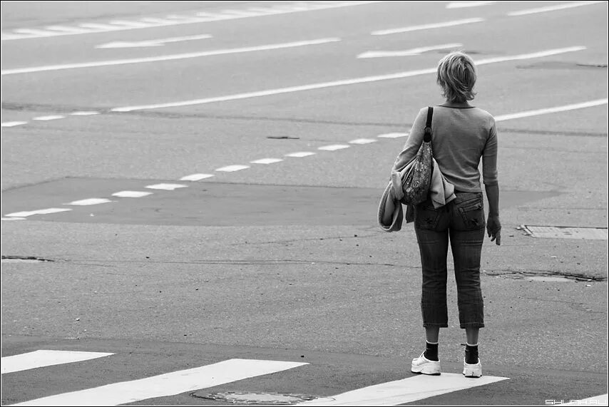 Девушка на дороге. Человек на перекрестке. Девушка на перепутье. Человек на перекрестке дорог.