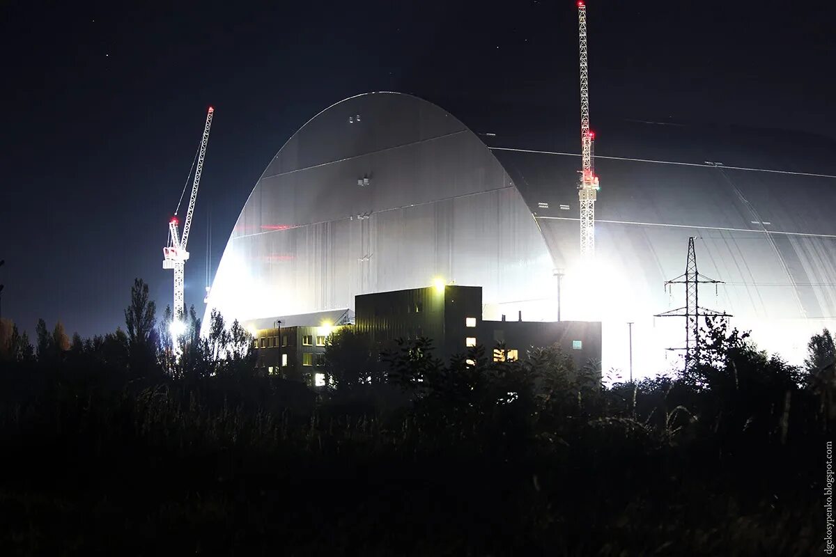 Чернобыль 2020. Чернобыль АЭС. Ночной НБК Чернобыль. Световой столб АЭС Чернобыль. НБК на ЧАЭС 2020 фото.