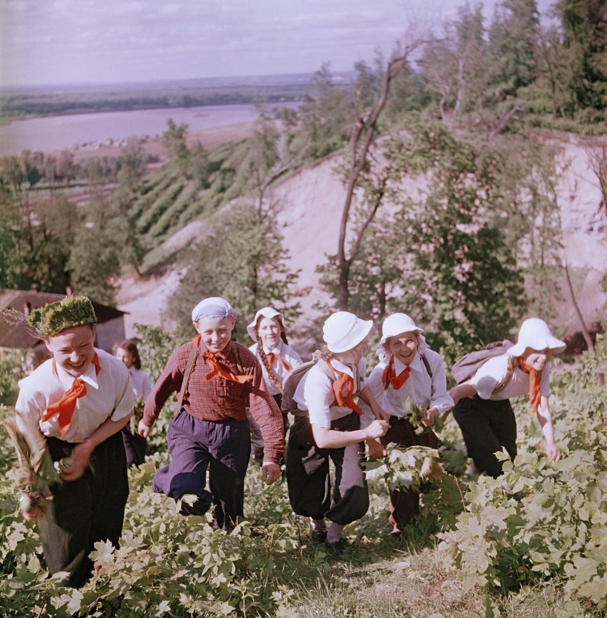 Пионеры советских времен. Пионерский лагерь СССР 50-Е. Турпоходы в СССР 70-Е. Лагерь Пионерский Пионерский поход. Пионерский лагерь СССР В цвете.