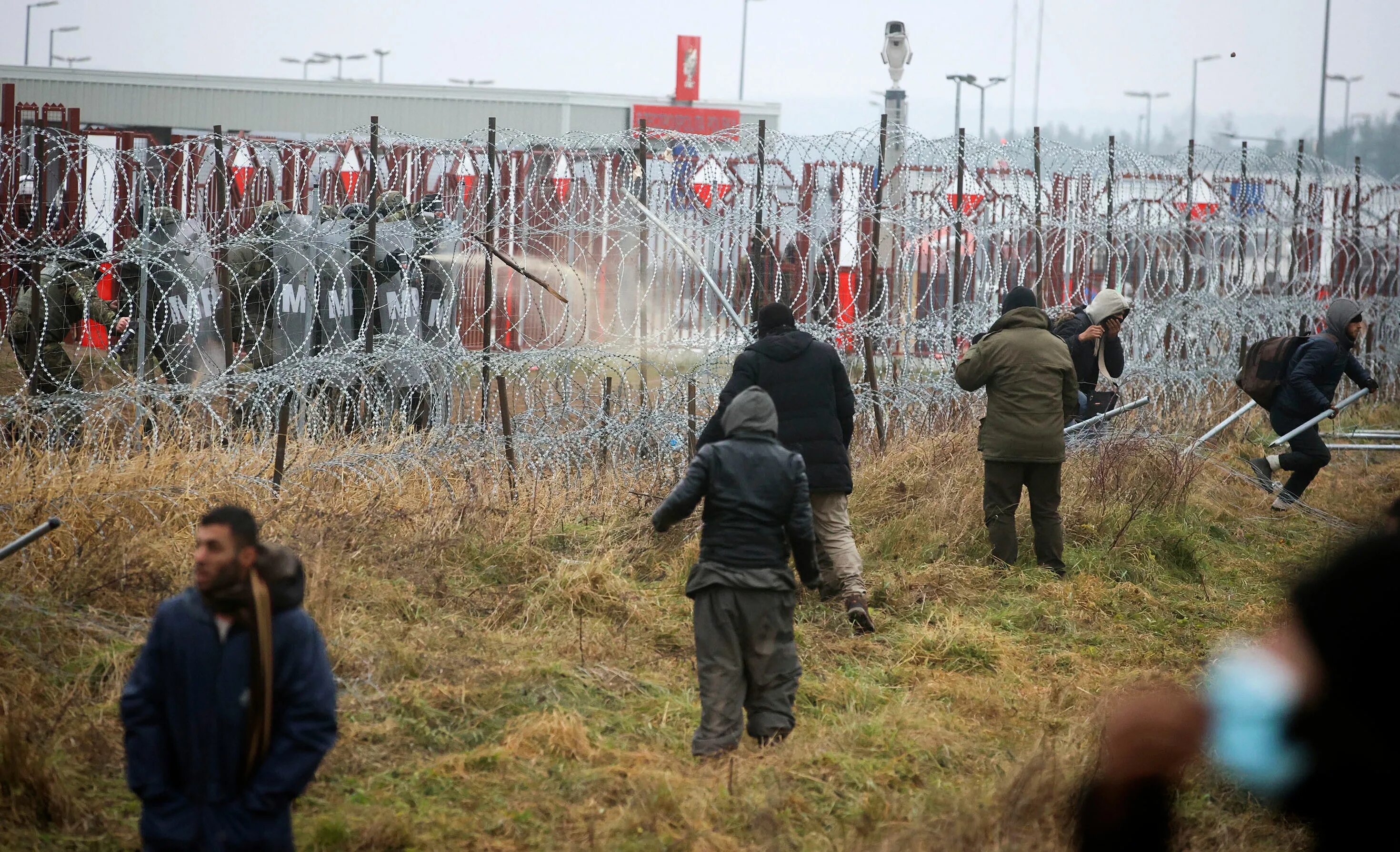 Откуда нападение на беларусь. Польская граница протесты. Мигранты на польско белорусской границе. Штурм границы.