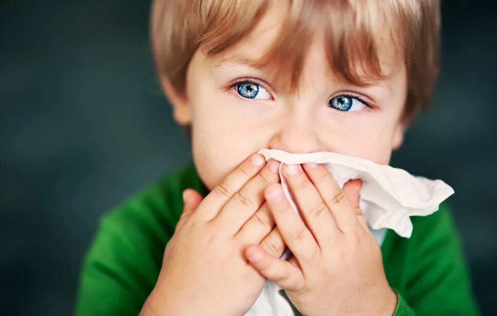 ребенок плачет. шмыгание носом ребенком. зеленве сопли у ребёнка. дети высмаркиваются. шмыгание носом ребенком.