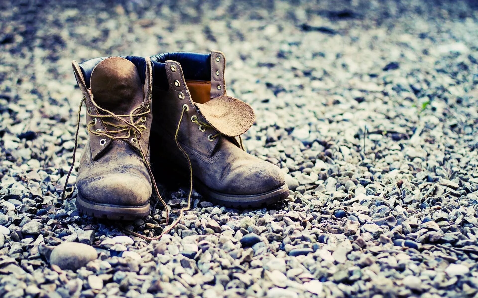 Men slippers. Переобувка сапог. Ноги в ботинках. Девушка переобувает туфли. Cosy line обувь.