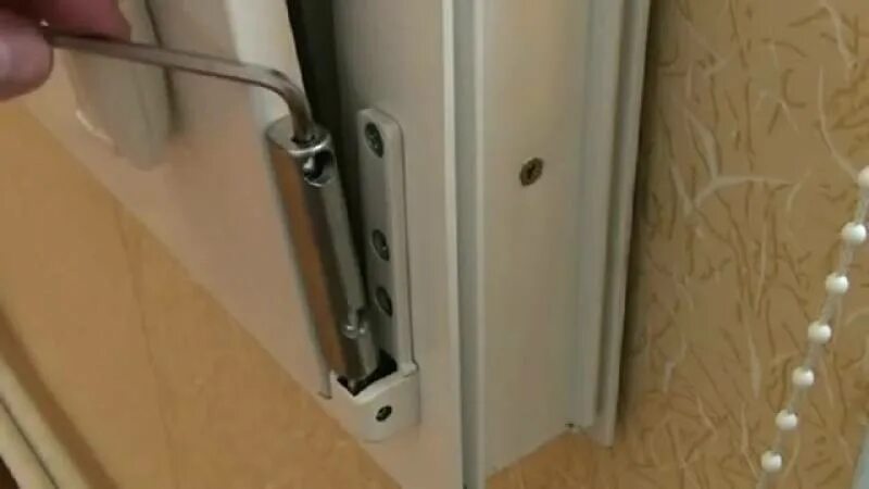 Как снять с петель балконную пластиковую дверь