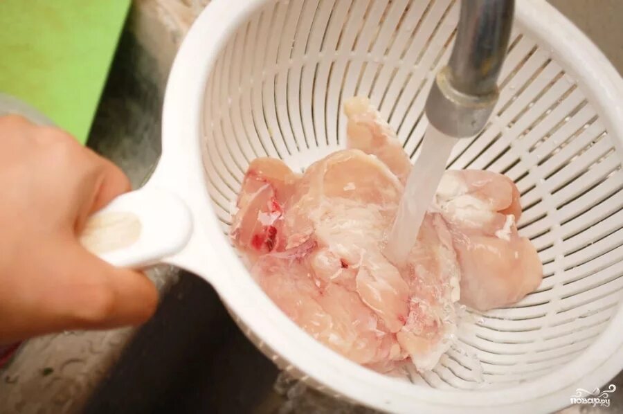 Нужно мыть мясо перед приготовлением. Куриное филе промывают. Мытье филе курицы.