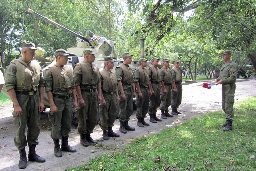 Взвод жаркий. Отделение солдат. Командир взвода. Инструктаж военнослужащих. Инструктирование военнослужащих.