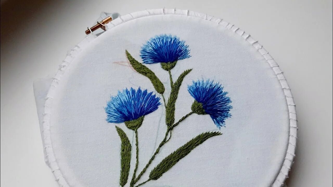 Цветы гладью. Василек гладь. Вышивка гладью васильки. Василек гладь. Василек гладью.