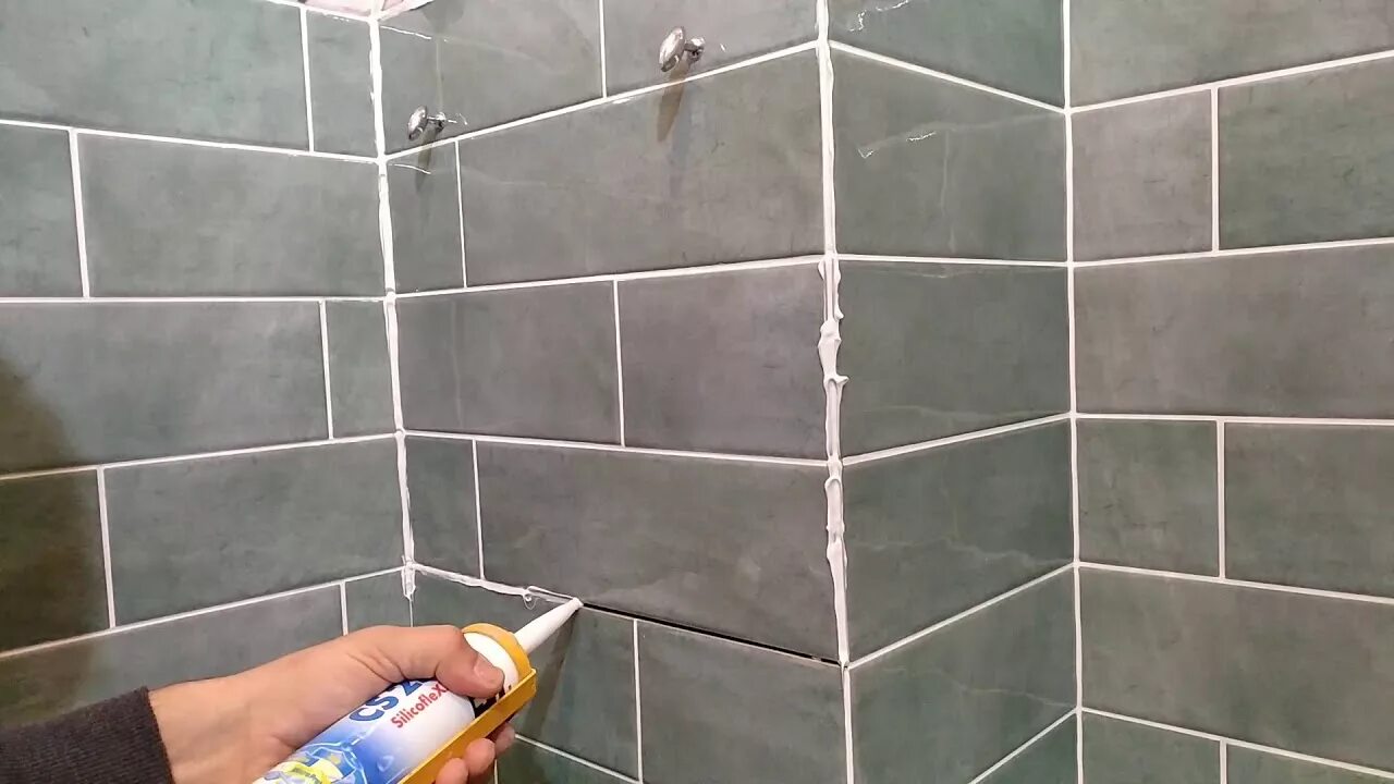 Укладка углов плитки в ванной. Укладка углов плитки в ванной. Укладка плитки в углах. Внутренний угол из плитки. Укладка плитки в углах.