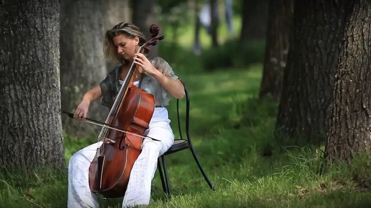 Виолончелист на белом фоне. Виолончель в руках. Виолончель фото. Девушка с контрабасом фото. В 44 года играть на виолончели глупо.