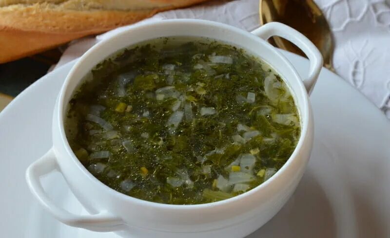 С какого возраста можно щавелевый суп. Суп из щавеля. Суп из щавеля и шпината. Суп со шпинатом и яйцом на курином бульоне. Зелёный суп с щавелем.