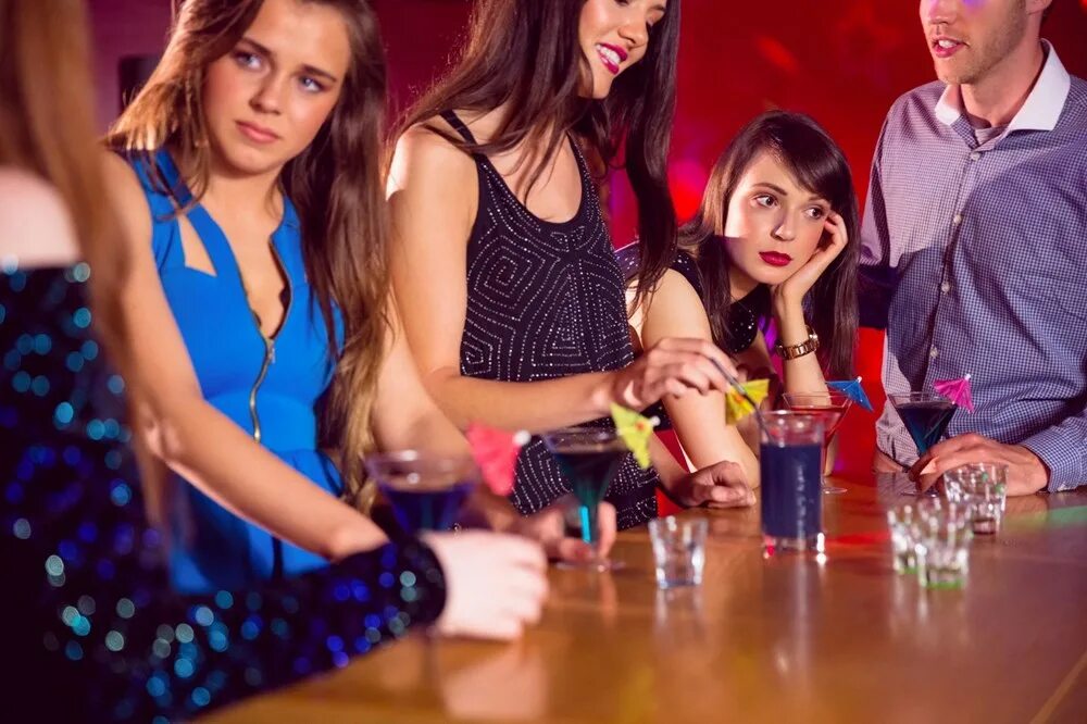 Club she up. Унылая вечеринка. Club she up. Кабаре лас вегас. Night club надпись.