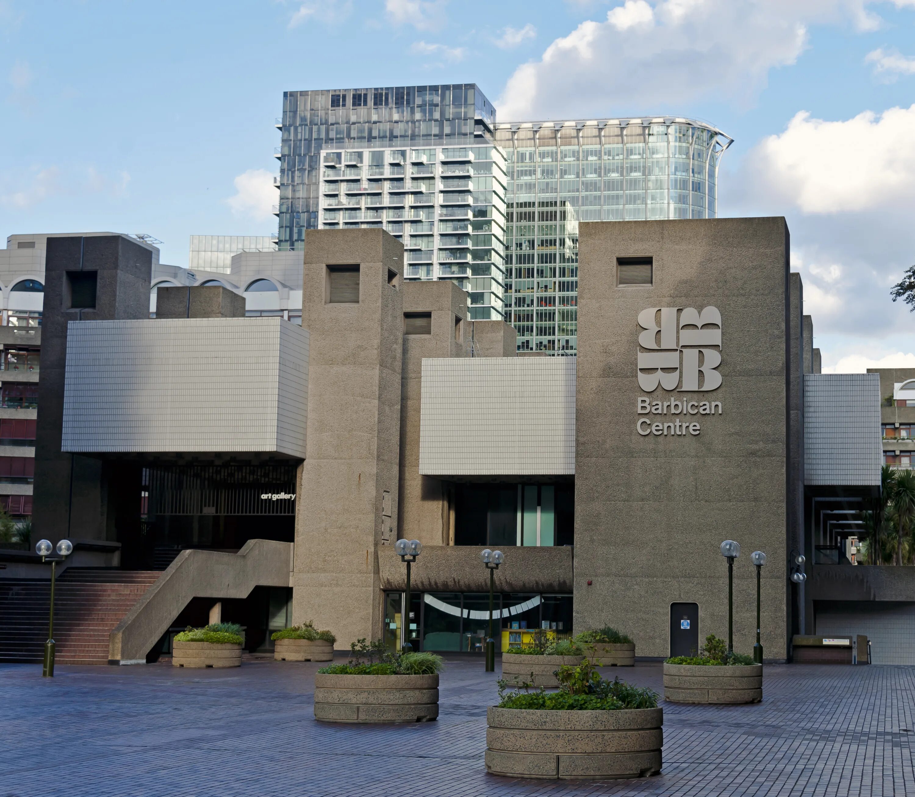 The cultural center of london is. Барбикан центр лондон. жилой комплекс барбикан, лондон. центр искусств барбикан. центр искусств barbican centre of london.