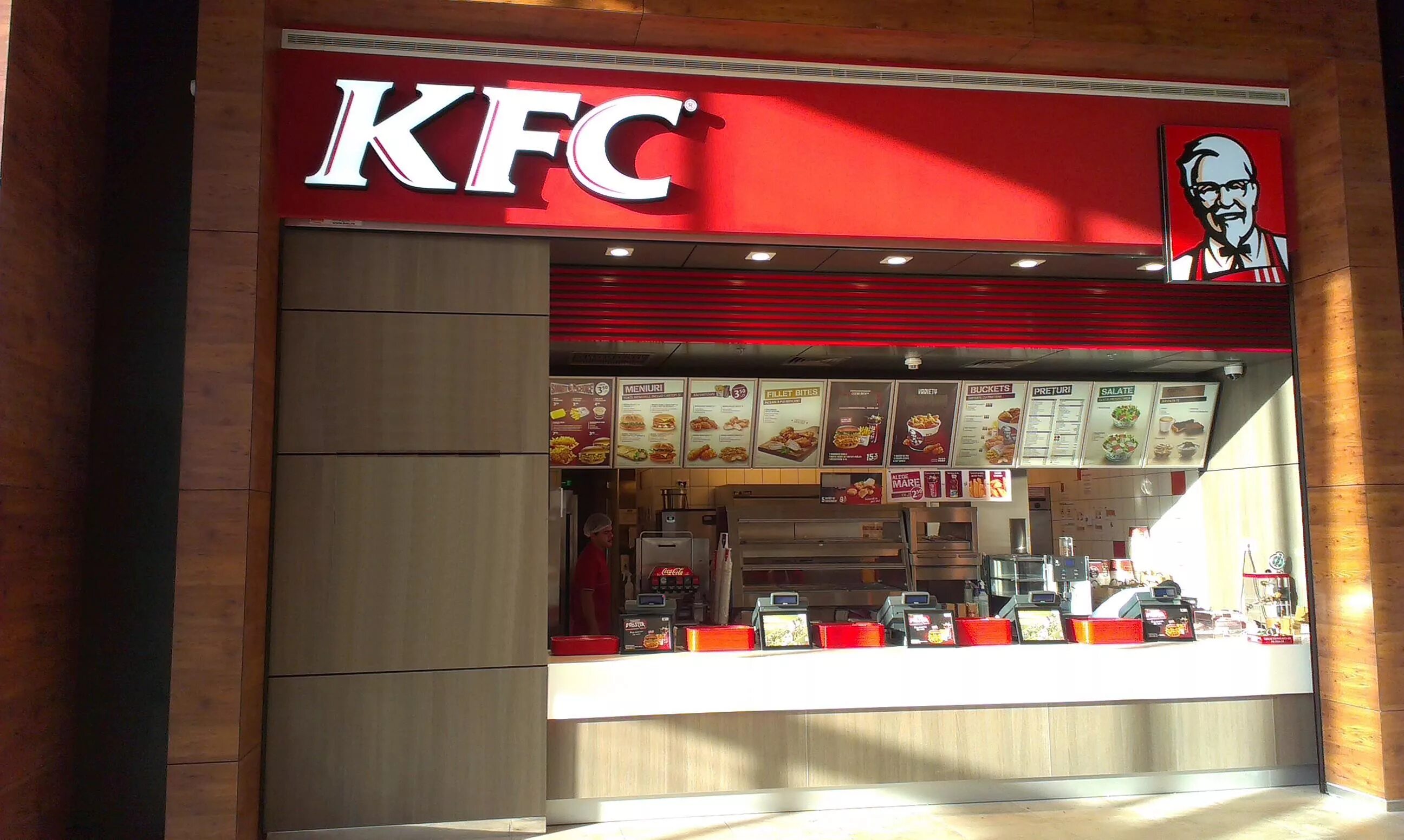 Площадь kfc. Kfc краснодар красная площадь. витрина кфс. kfc вывеска. кфс зал.