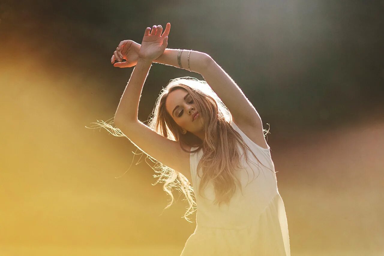 девушка в наушниках в студии. руки вверх поет девушка. группа руки вверх 1990. девушка с поднятыми руками. руки вверх поет девушка.