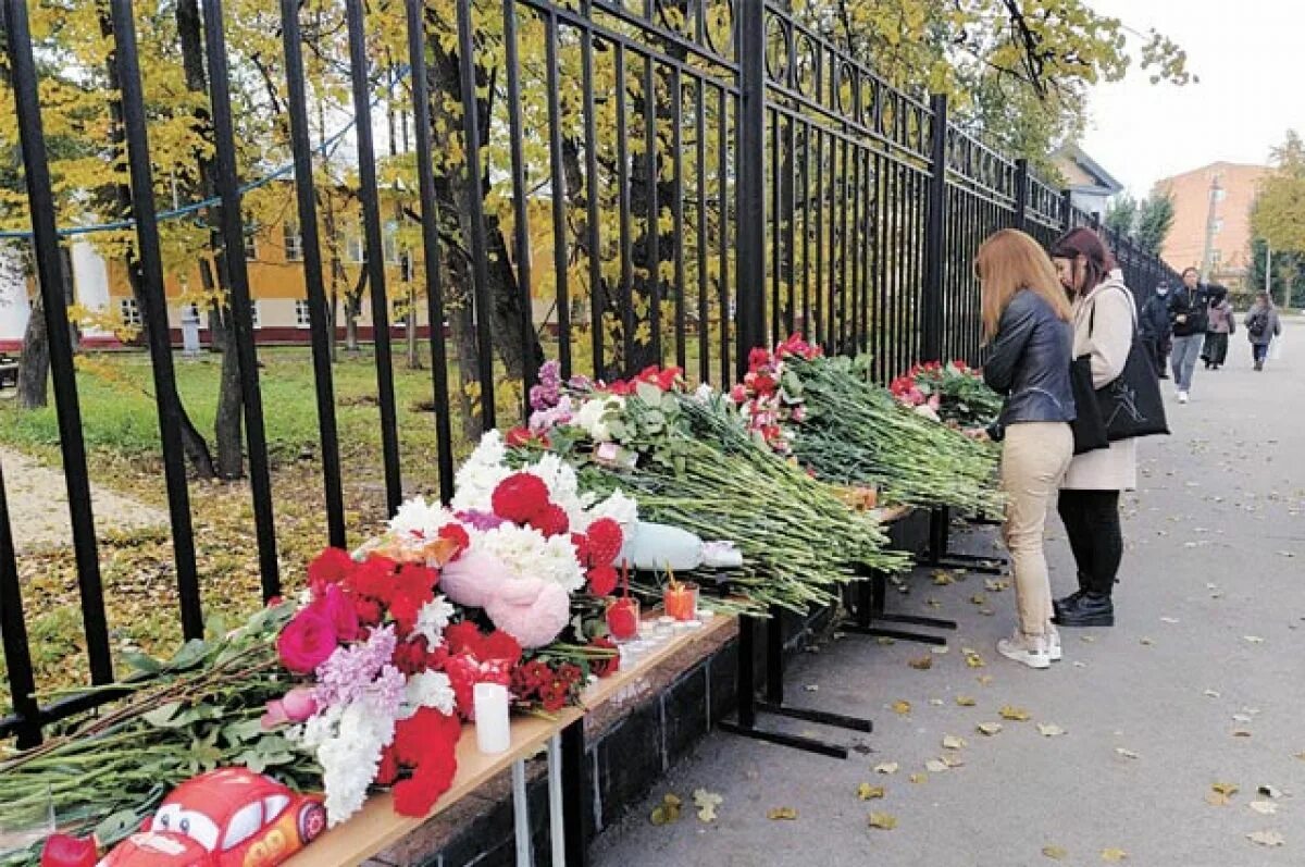 Прощание с погибшими в теракте. Мемориал Пермь ПГНИУ.