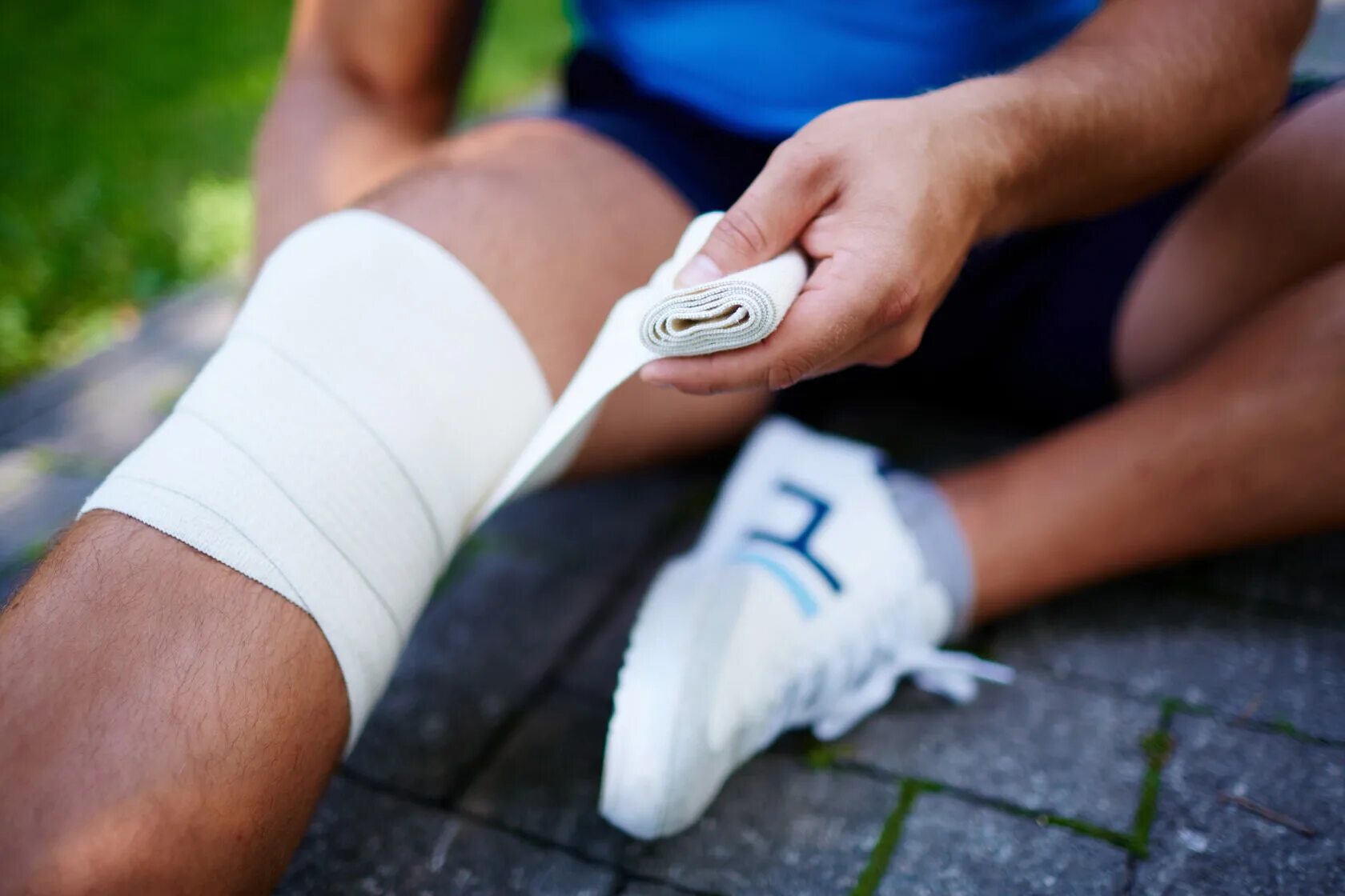 Травма связок сустава. Бинтование колена. Бинтование коленного сустава. Спортивные травмы коленного сустава.
