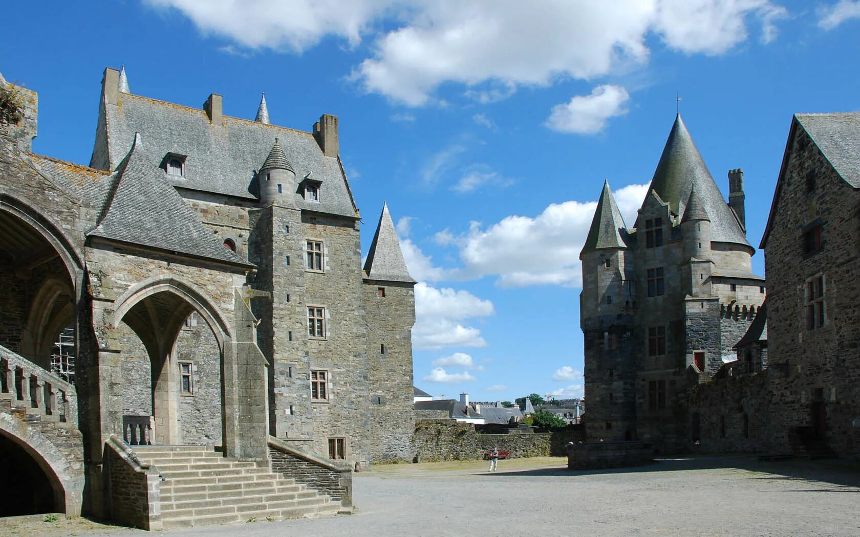 Страна замков какая страна. Замок Витре Бретань. Stone Castle (каменный замок). Франция замок vitre. Замок Комбур Франция.