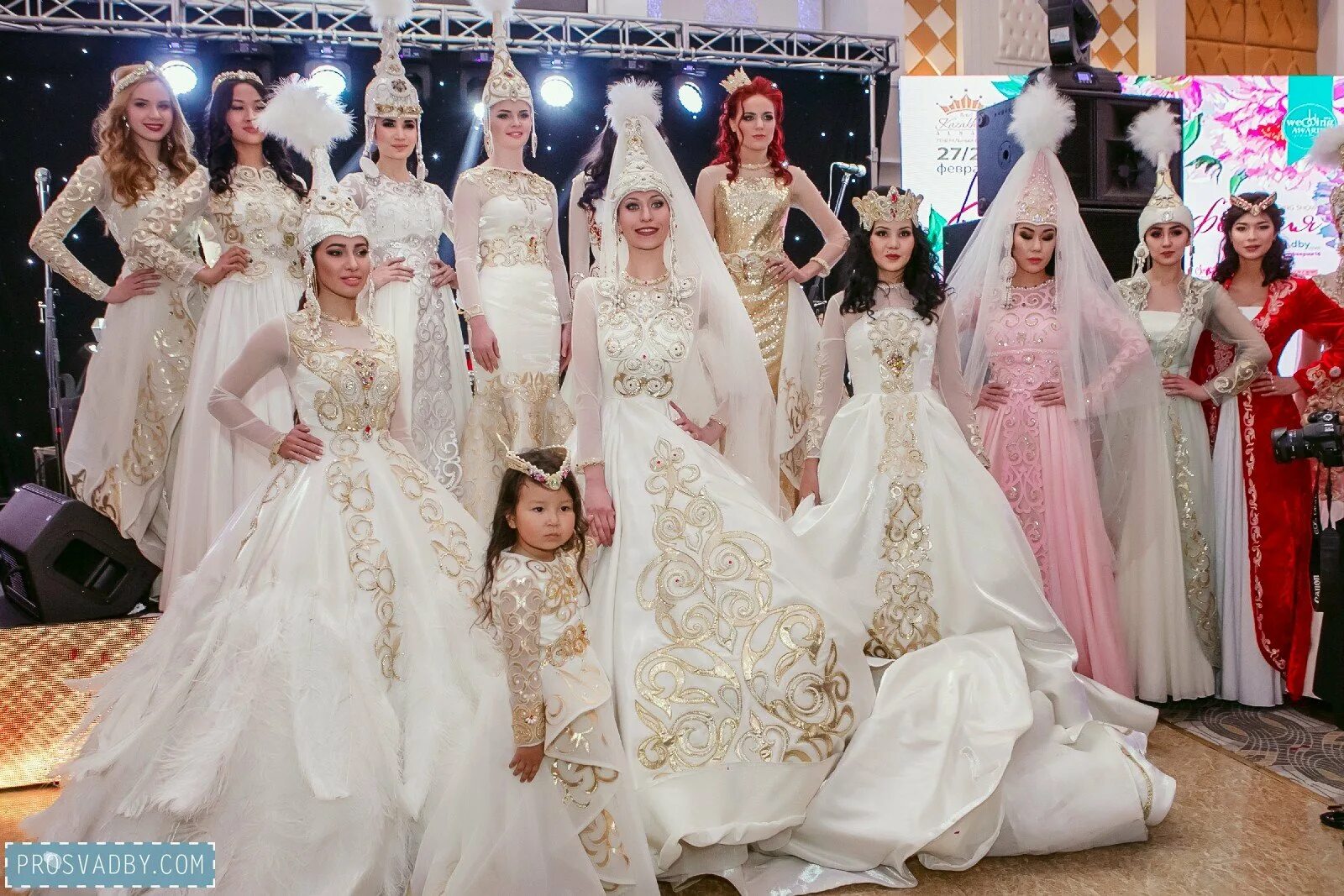 Свадьба у казахов. Казахская свадьба беташар. Казахские Свадебные платья. Казахский свадебный наряд. Красивые казахские невесты.