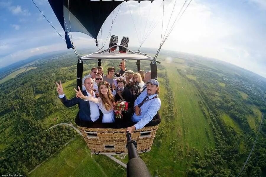 Полет на воздушном шаре на двоих. Свадебная фотосессия на воздушном шаре. свадьба навоздушком шаре. свадьба в небе. полет на воздушном шаре свадьба.