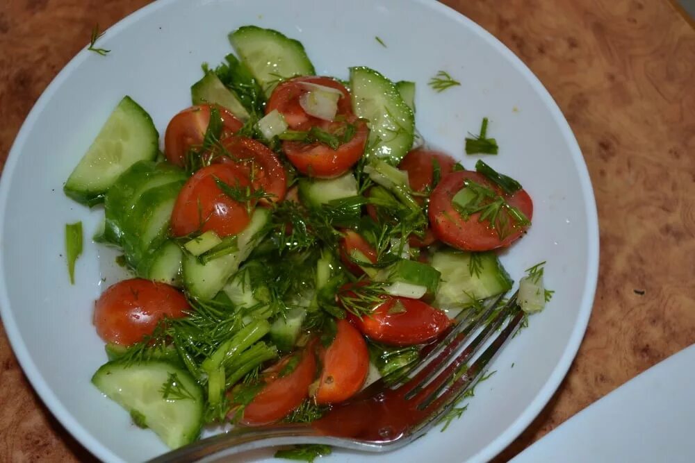 Овощной салат. Салат огурцы помидоры. Салат овощной домашний. Салат из огурцов и помидоров. Можно есть салат из огурцов и помидоров
