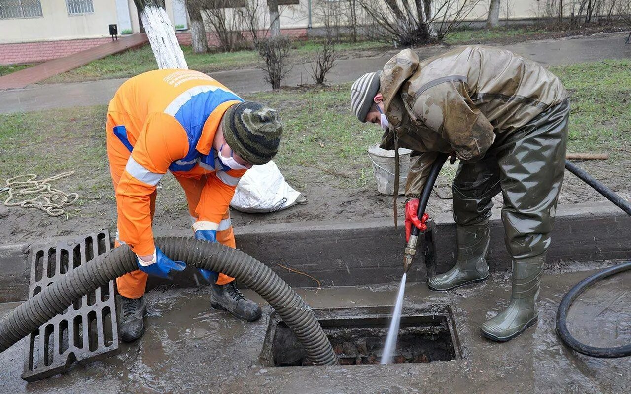 Прочистка сетей. Система ливневой канализации в городе. Прочистка ливневой канализации гидродинамическим методом. Дождевая канализация. Засор ливневой канализации.