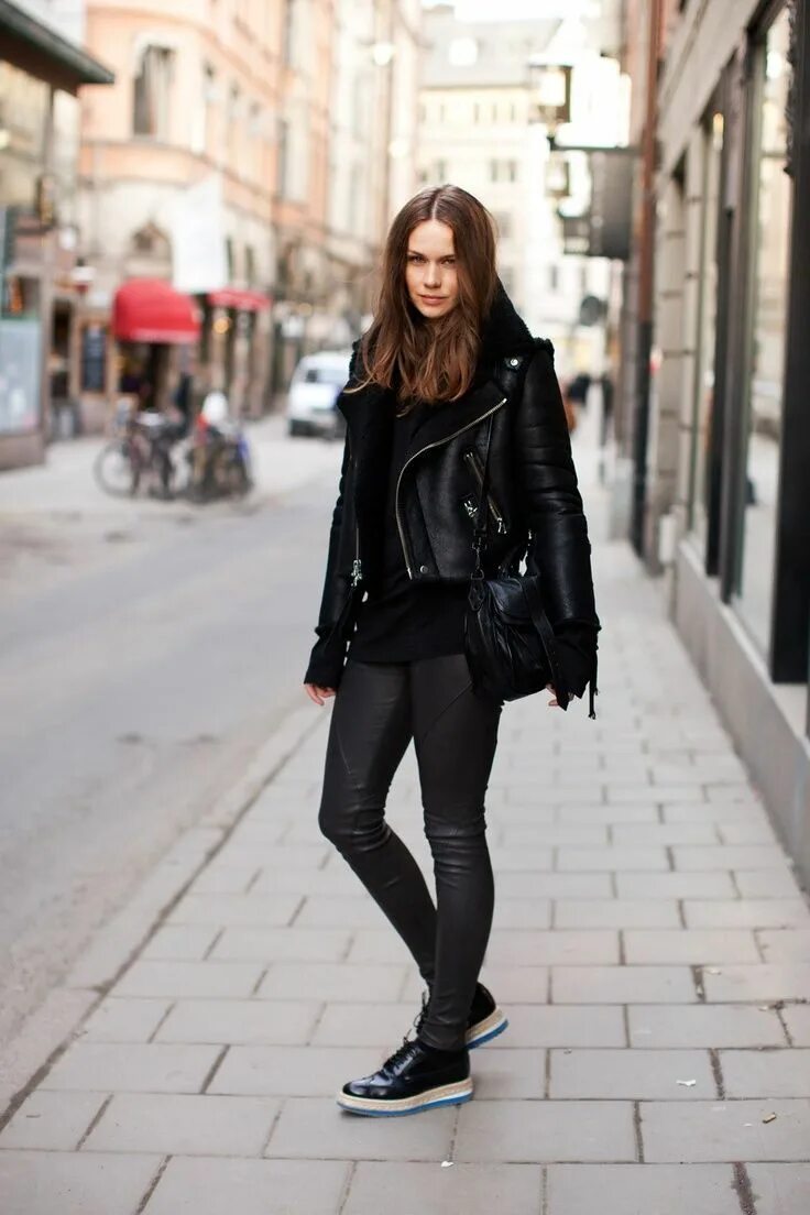 Косуха с платьем. Образы с кожанкой. Тотал блэк лук женский 2020. Платье с косухой и ботинками. Косуха с мини платьем.