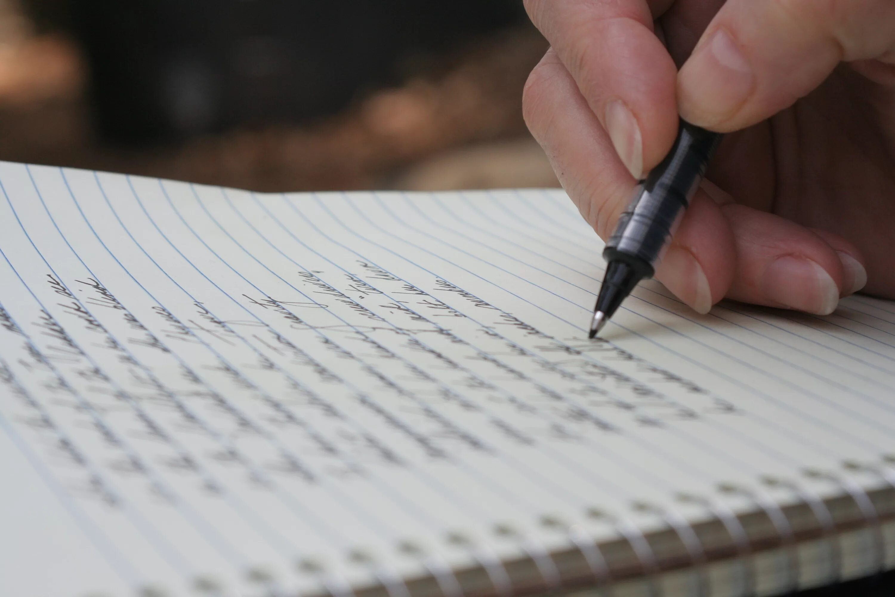 Человек пишет на листе бумаги. Ручка и бумага. Лист бумаги и ручка. Ручка пишет на бумаге. Записывать на бумаге.
