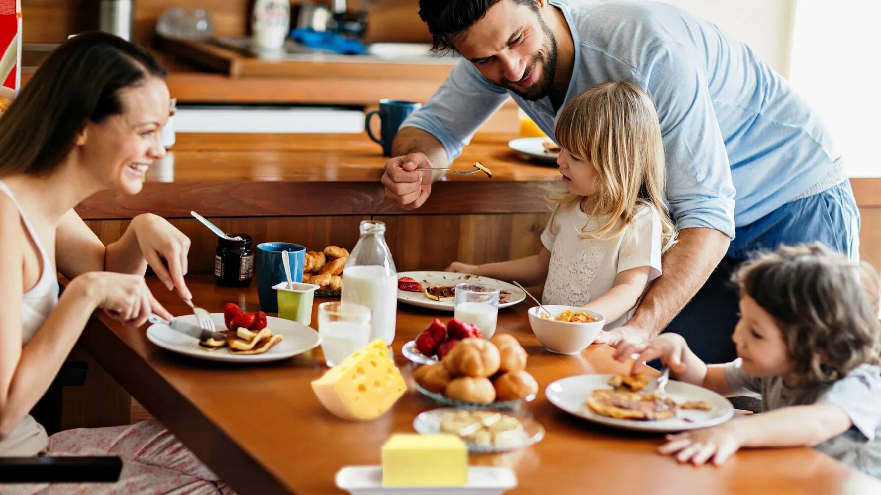 Почему дети любили ужинать со взрослыми. Семья за столом. Семья завтракает. Завтрак для семьи. Семья завтракает за столом.