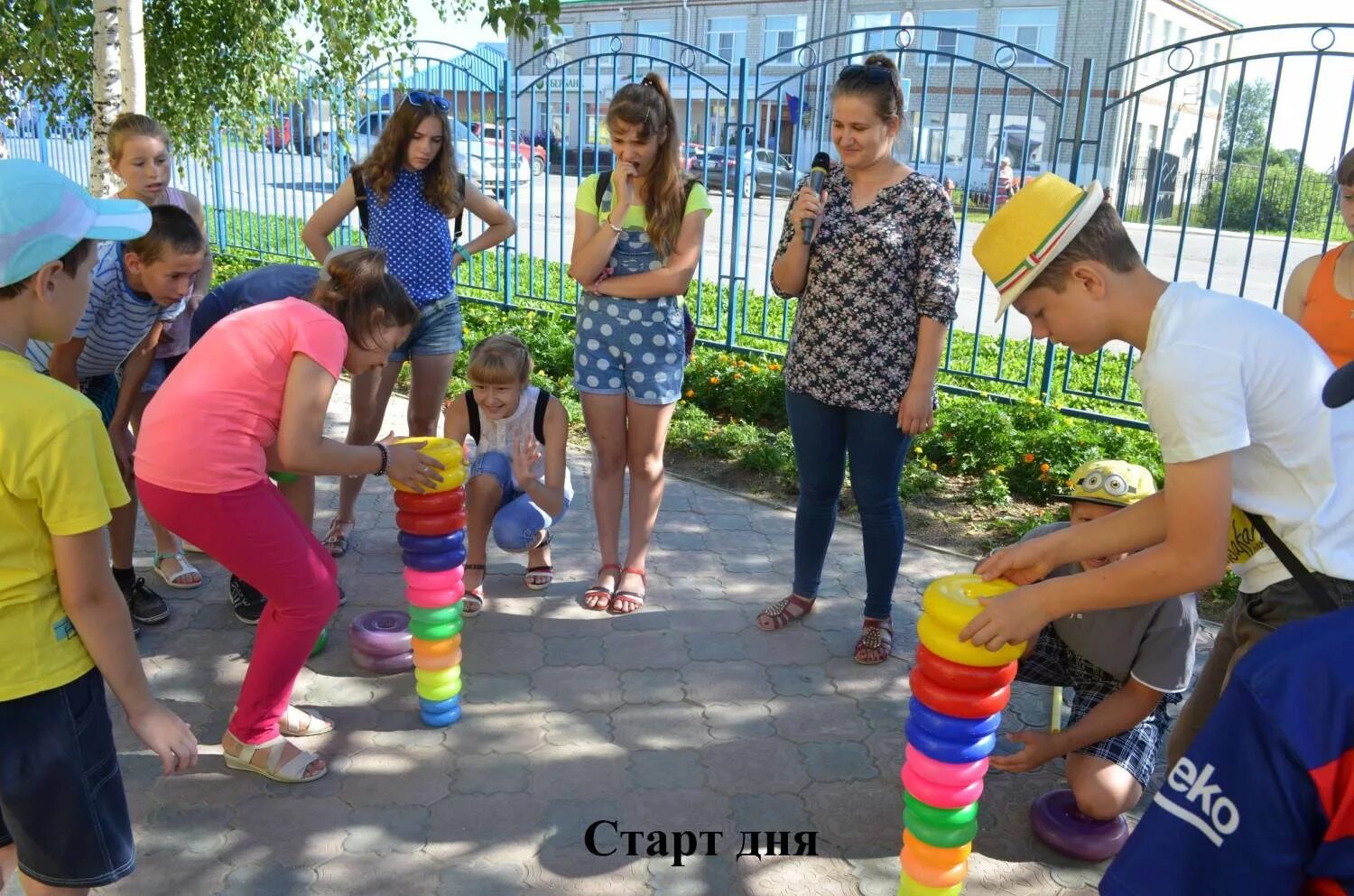 Дневной лагерь для детей в москве. Лагерь с дневным пребыванием детей. Идеи для летнего лагеря. Детский лагерь дневного пребывания. Поделки в лагере на улице.