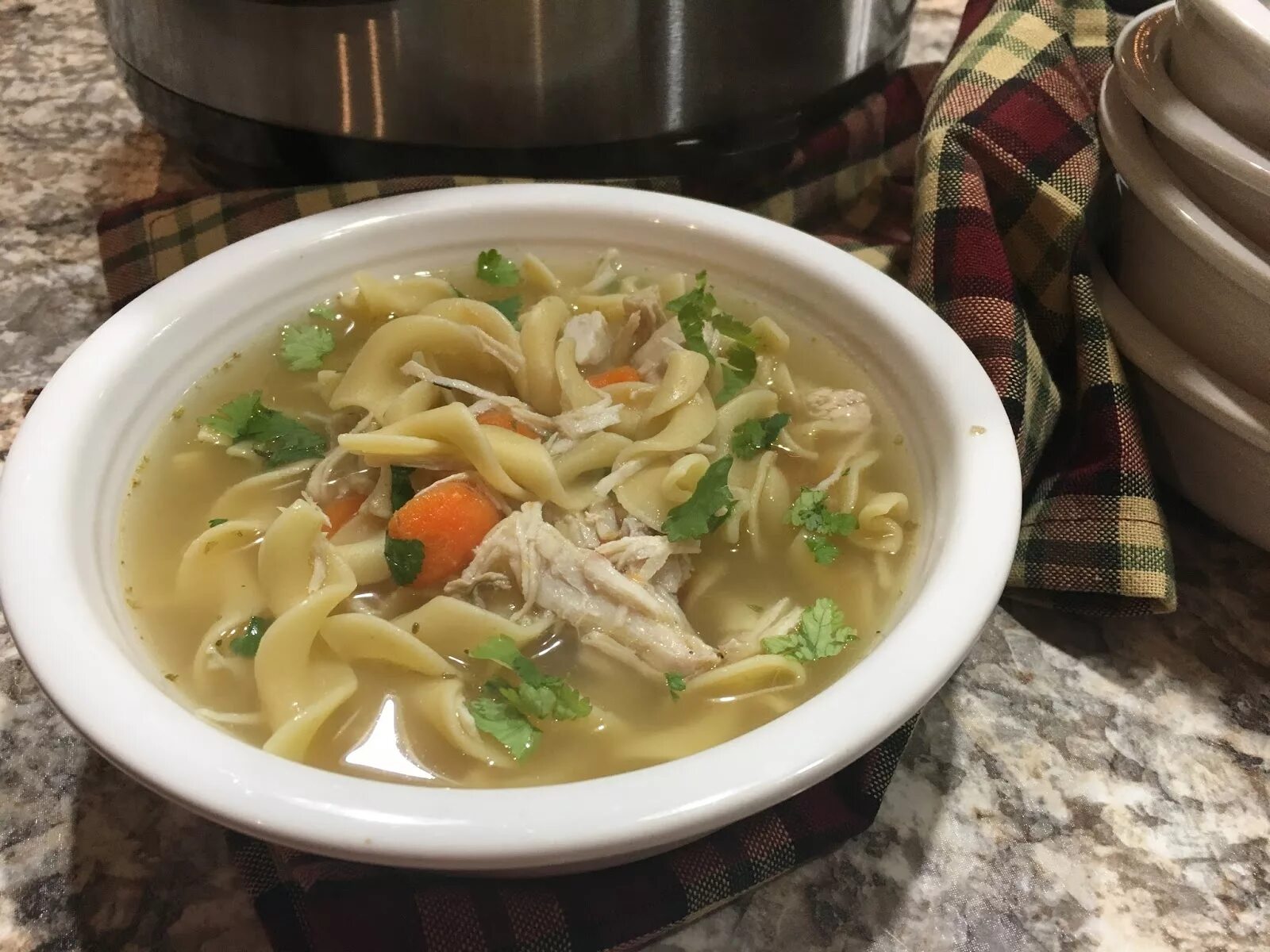 Лапша домашняя калорийность. Куриный суп с лапшой. суп лапша домашняя. монгольские суп с лапшой. суп лапша грибная.