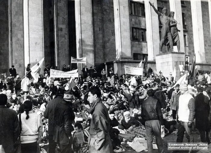 9 апреля тбилиси. Митинг 9 апреля 1989 года в Тбилиси. Тбилиси 1989 разгон демонстрации. Восстание в Тбилиси 1956. Митинг в Тбилиси 89 год.