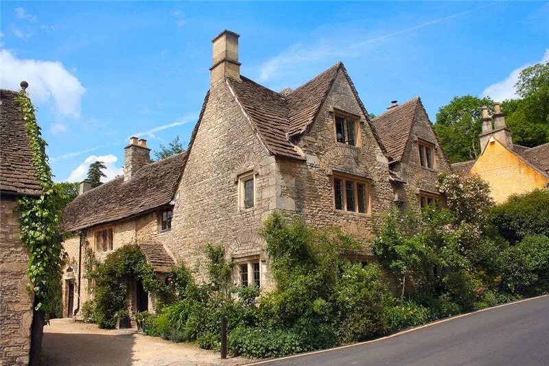 Village крепость. Англия деревня Castle Combe. Деревня Касл комб Англия. Графство Ноттингемшир Англия. Уилтшир Англия деревня.