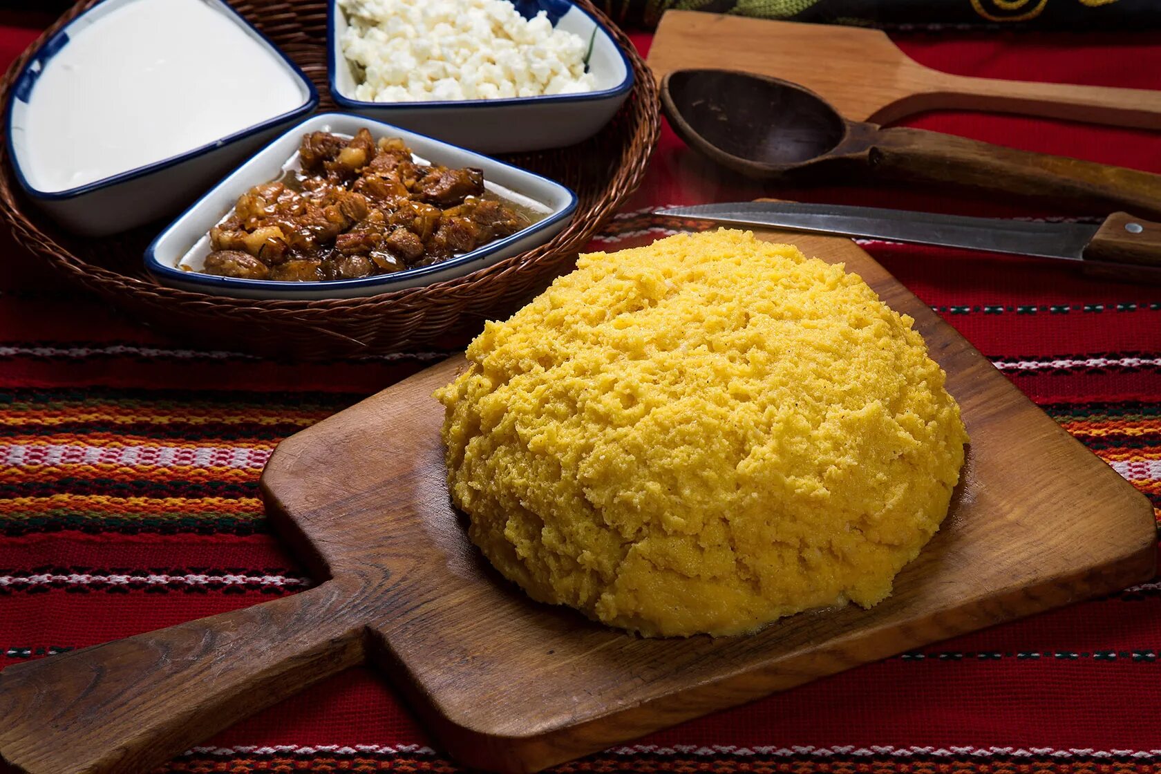 Грузинская кукурузная каша 4. Грузинская каша гоми. Грузинская кукурузная каша. Грузинская каша из кукурузной. Каша из кукурузной муки.
