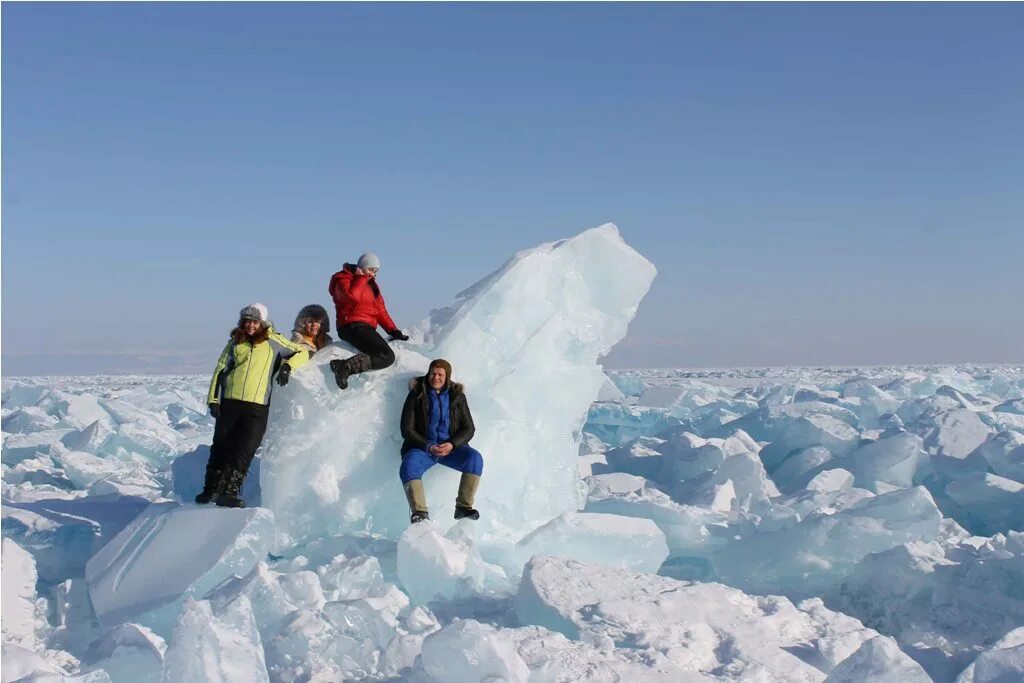 прозрачный байкальский лед торосы. рыболовство в арктике. дно байкала подо льдом. лед на озере. вид сквозь лед.
