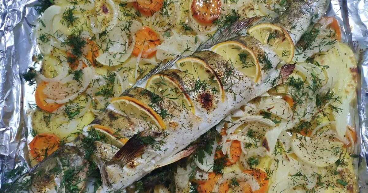 Судак запеченный с картофелем. Судак запеченный с картофелем. Судак запеченный с картофелем. Судак в сметане в духовке. Судак с картошкой рецепты.