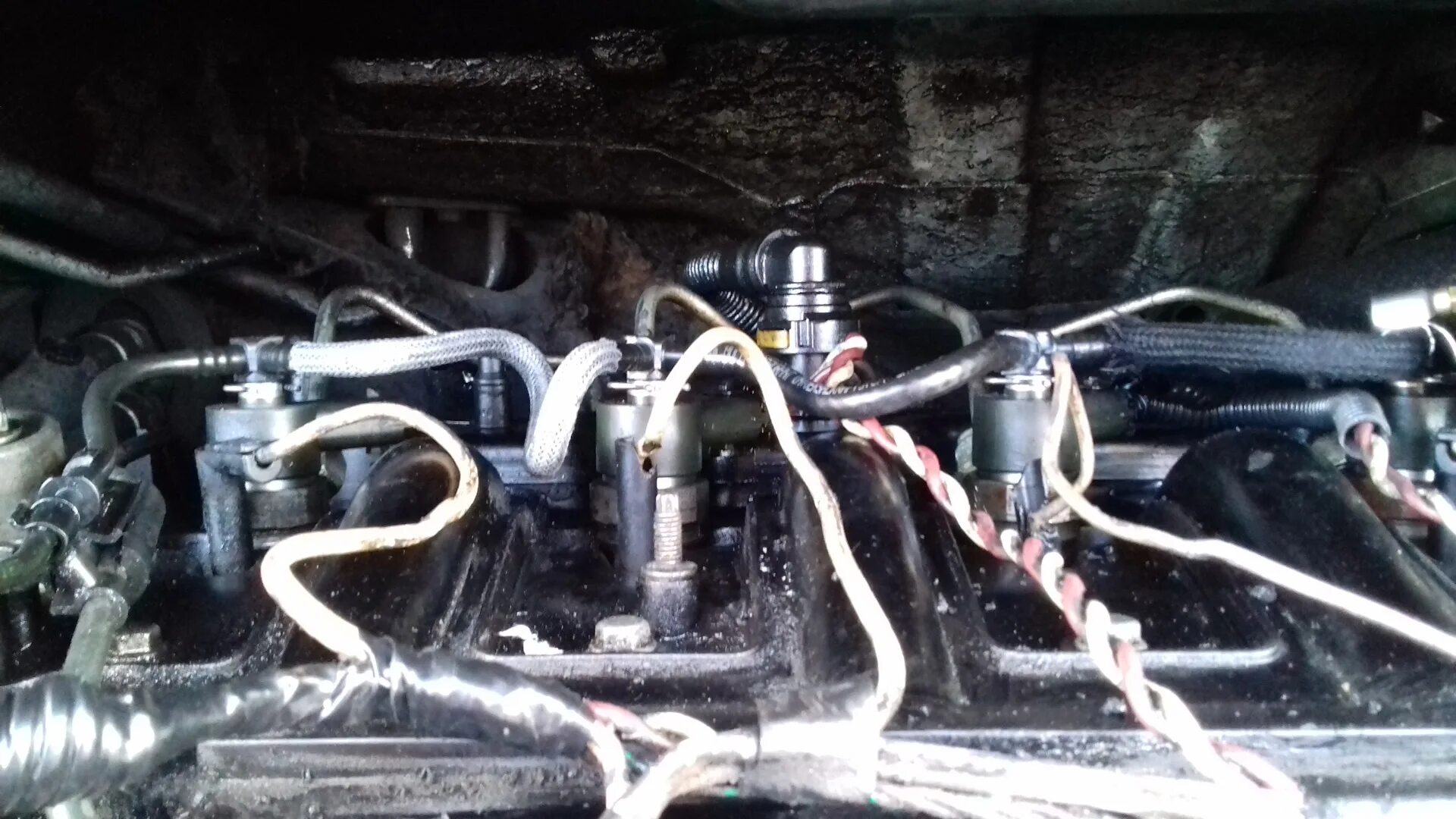 Сод калина 1 шланг на расширительный бачок. Почему не идет обратка. Расширительный бачок уаз патриот пикап 2013. Подача и обратка в системе отопления в многоквартирном. Схема циркуляции горячей воды в батарее отопления.