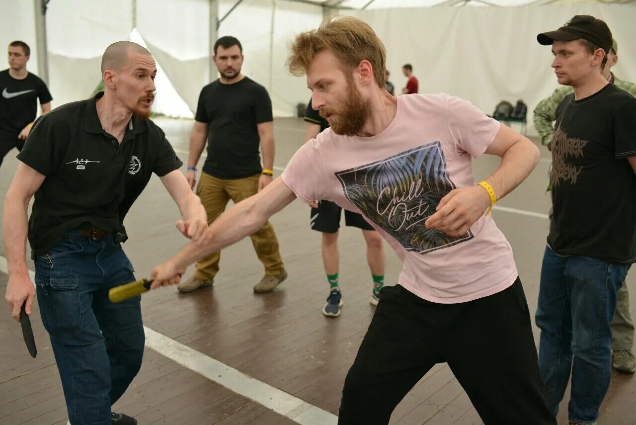 Combat school. Ножевой бой. Школа ножевого боя Москва. Спортивный ножевой бой. Спортивная секция по ножевому бою.