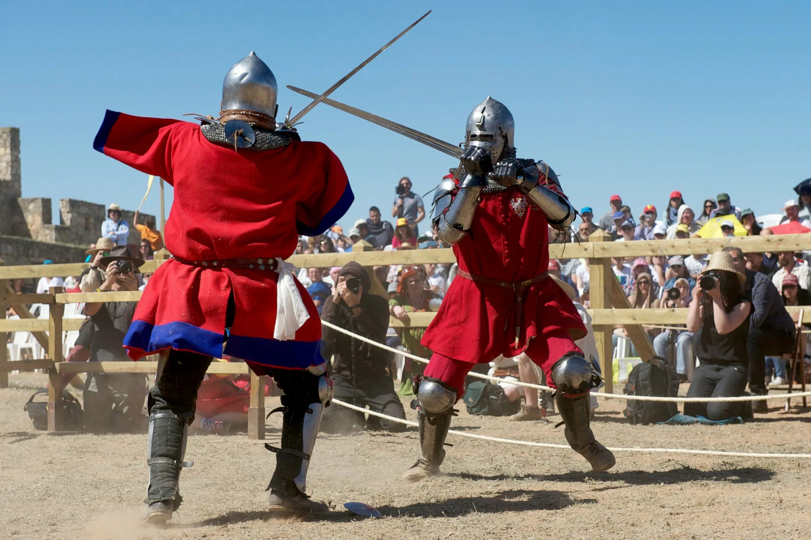 Фото battles. Бой средневековья. Сражение рыцарей средневековья. Сражение на мечах. Исторический средневековый бой.