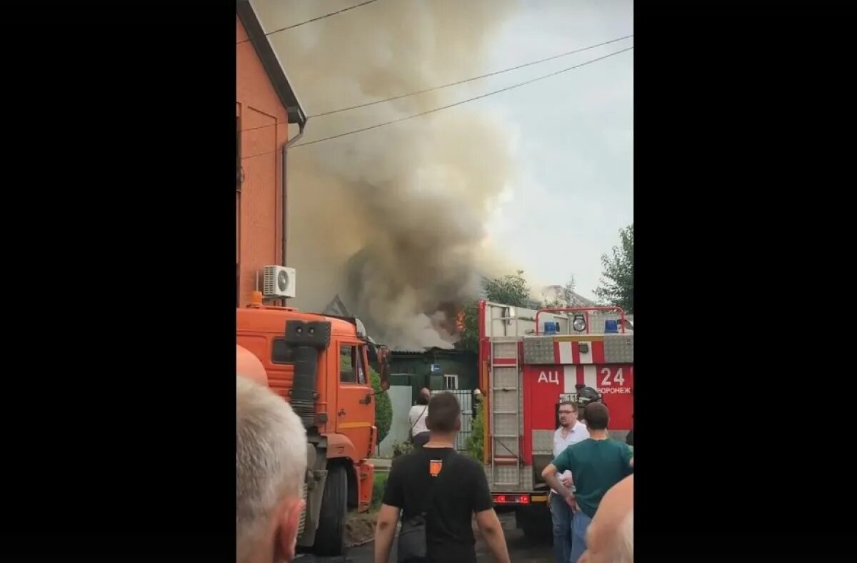 Воронеж пожар сейчас на левом берегу пер ольховый. Пожар в отрожке воронеж сегодня. Воронеж горит сегодня. Пожар воронеж сейчас на левом берегу. Пожар в воронеже.