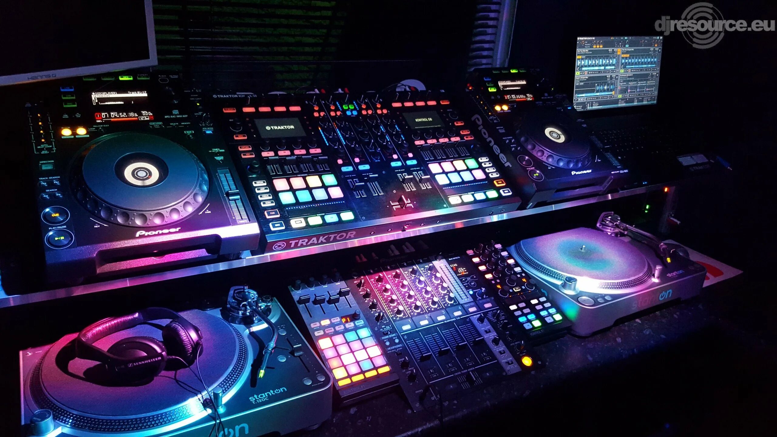 Клип играй аппаратура. Аппаратура для диджея. dj оборудование в клубе. пульт dj. техника диджея.