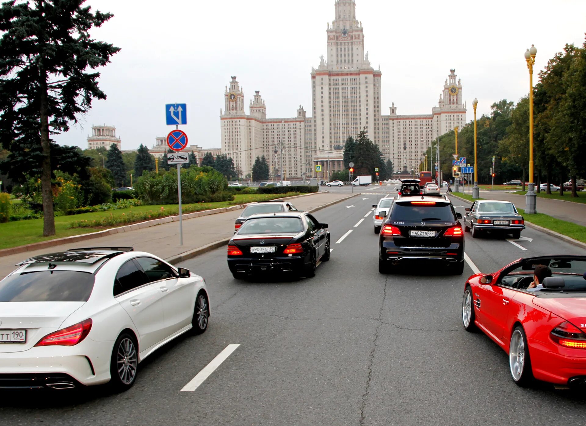 Мгу машина. Мерседес 222 около МГУ. BMW m5 около МГУ. Москва смотра МГУ. МГУ стоянка.