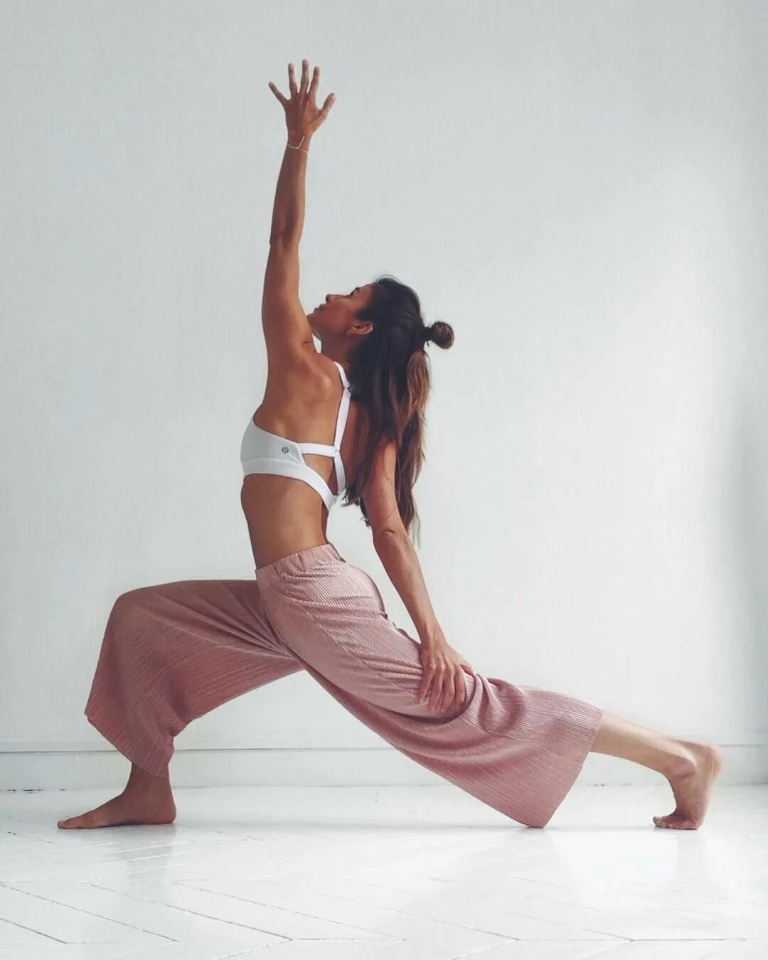 Dance exercise. Современные танцы. Йога фотосессия. Танцевальные позы. Йога в танце.