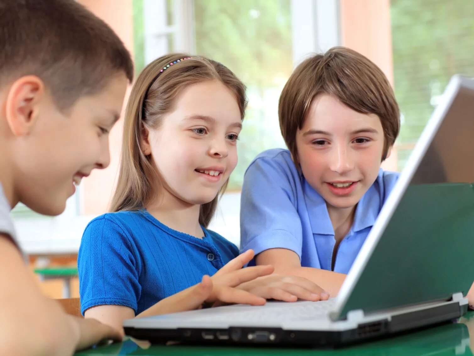 Домашняя школа 10 класс. Ребенок за компьютером. Ученик за компьютером. Компьютер для детей. Компьютер для школьника.