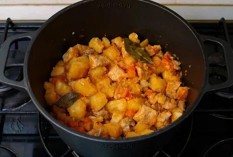 Картошка с мясом на плите тушить