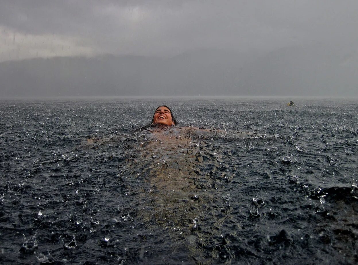 Дождь на море. Плавать в море. Дождь в океане. Купание под дождем.