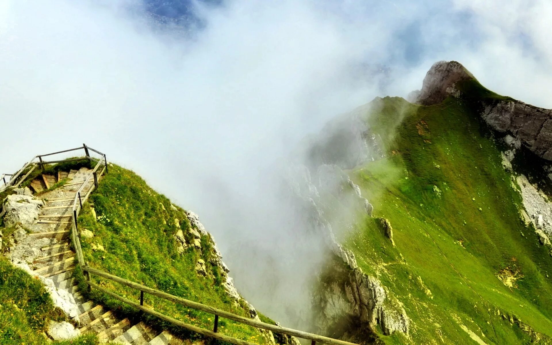 Разрыв гора. Мачу Пикчу лестница. Спуск с горы Мачу-Пикчу. Мачу Пикчу парящая лестница. Лестница на вершину горы.