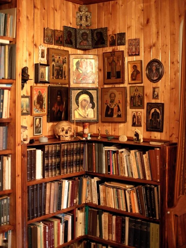 Красный уголок для икон. Можно хранить иконы в шкафу. Можно хранить иконы в шкафу. Можно хранить иконы в шкафу. Можно хранить иконы в шкафу.