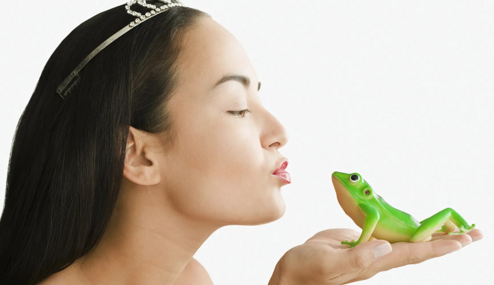 Pleasure up. Принцесса целует лягушку. Девушка поцеловала лягушку. Принцесса целует лягушку фото. Девочка целует лягушку игрушка.