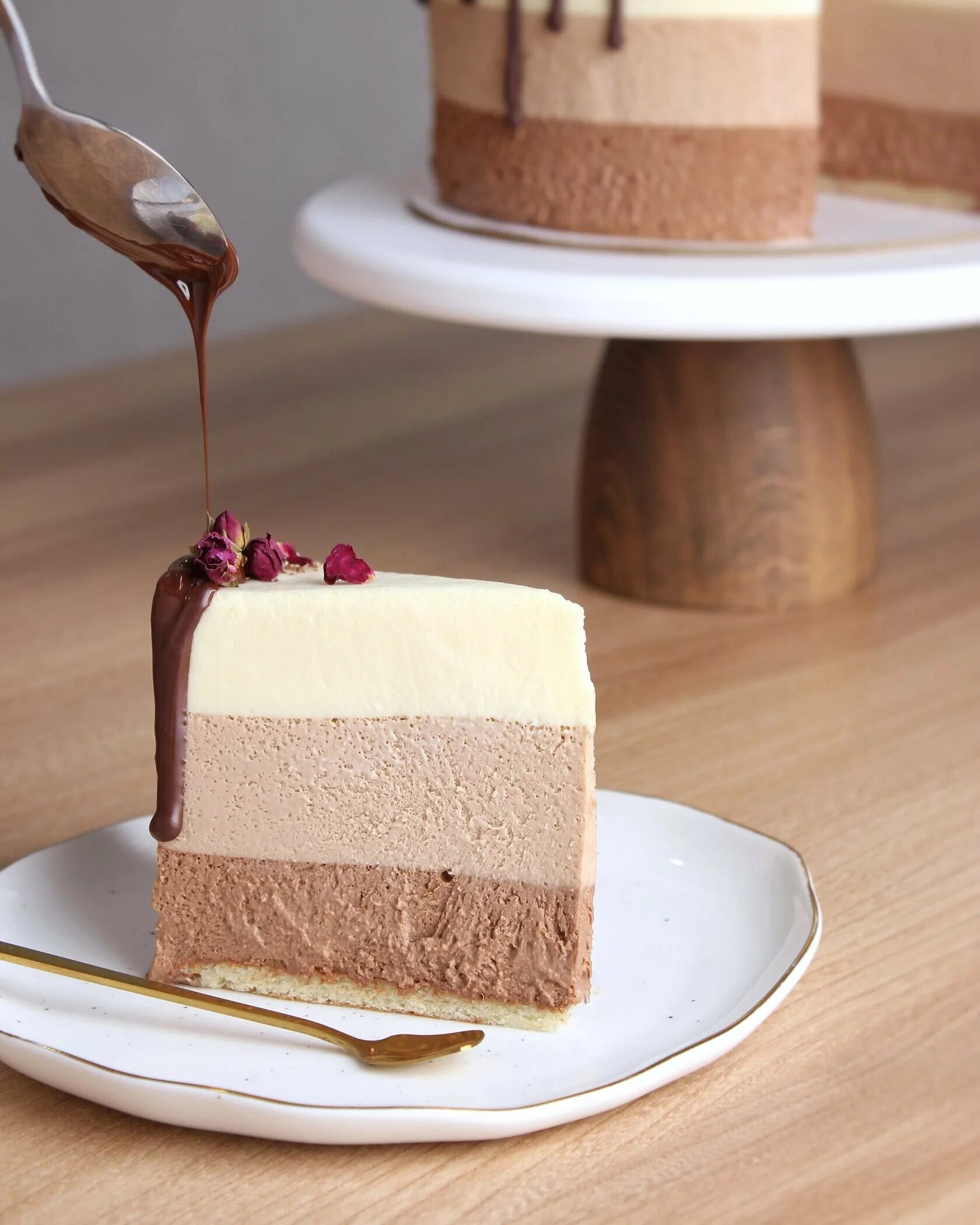 муссовый торт три шоколада в разрезе. тортик муссовый три шоколада. мусс три шоколада. чизкейк "три шоколада". шоколадный торт.