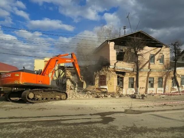 Частный дом на тульской который снесли. Демонтаж зданий. Демонтаж здания экскаватором. Экскаватор. Демонтаж дачного дома в туле.
