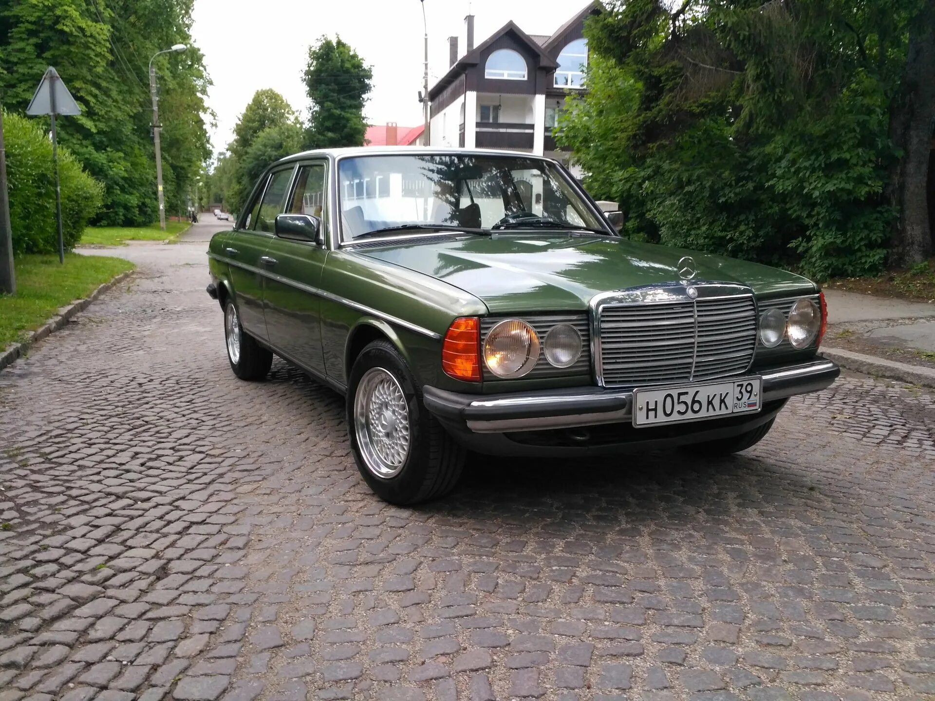 Куплю 123 кузов. Mercedes-Benz w123. Mercedes-Benz w123 200. Мерседес w123. Mercedes-Benz w123 зелёный.